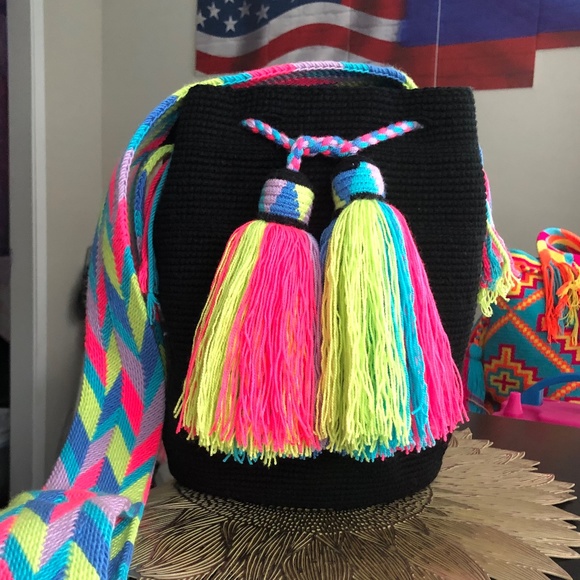 Authentic Wayuu Bag/ Mochila Wayuu/ Main color black/ Neon color strap/ Size L - Picture 4 of 11
